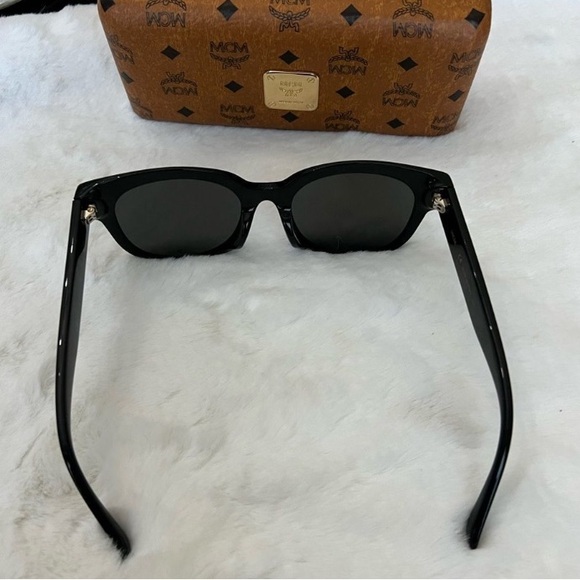 NWOT Ladies MCM Black Sunglasses With Original Case And Cloth - Picture 6 of 11